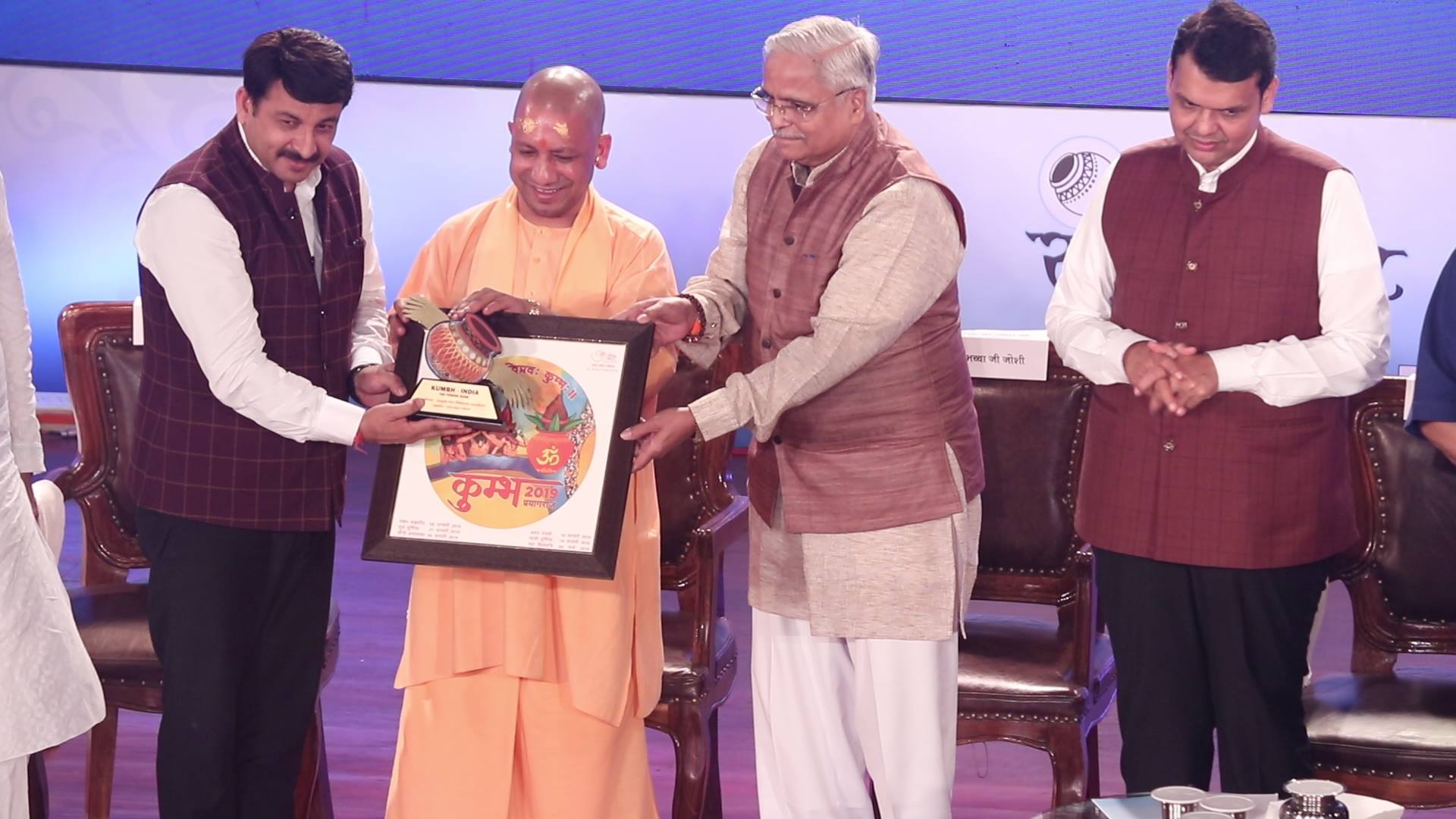 UP Yogi Adityanath honored Manoj Tiwari and Pawan Singh