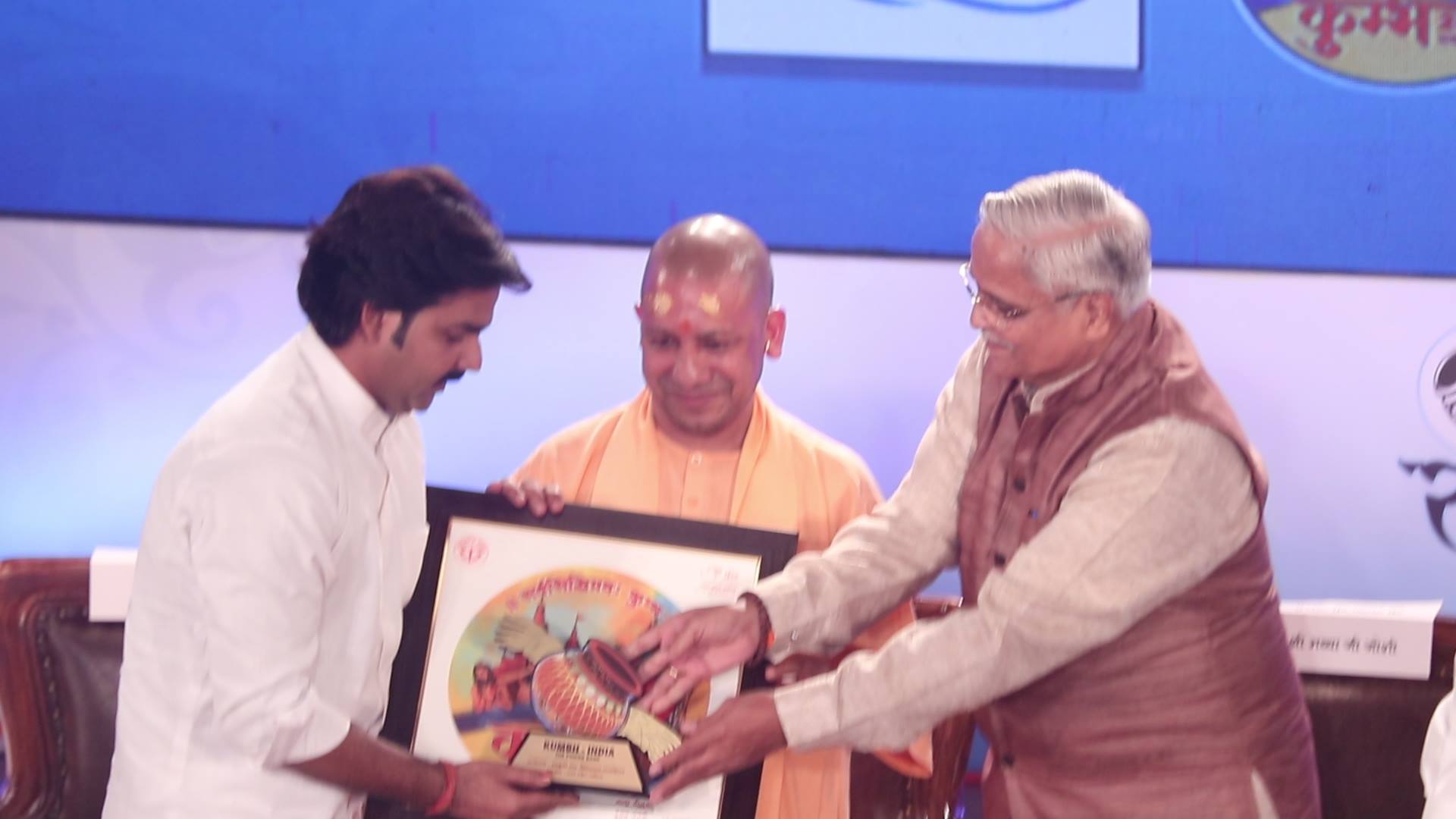UP Yogi Adityanath honored Manoj Tiwari and Pawan Singh