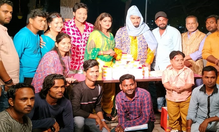 Bhojpuri actress kanak pandey distribute sweets and silver coin
