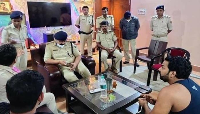 Pawan Singh With Police
